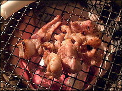 気仙沼ホルモンを焼いている様子