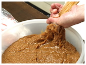 伝統のホルモンの味付け