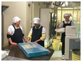 ホルモンのカット、味付け